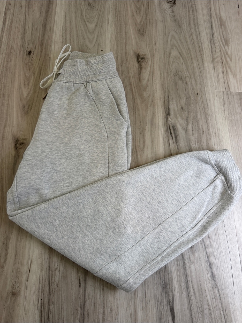 Lululemon Women’s Light Gray Joggers size 0
PERFECT CONDITION - Picture 11 of 14